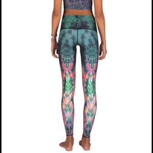 Teeki tie dye size small with feather leggings